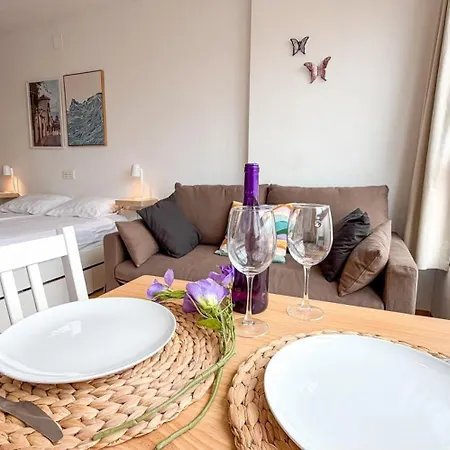 Modern Studio, 400m To Beach, Pool Apartment
